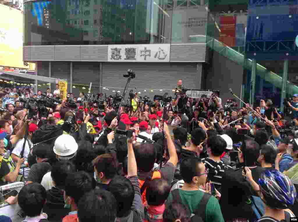 香港警方星期三上午展开强行清场行动（美国之音海彦 拍摄)。