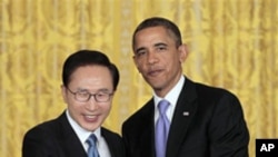 南韓總統李明博(左) 與美國總統奧巴馬(右) 去年10月在華盛頓舉行聯合記者會後握手