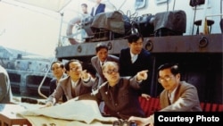 1986年2月在海南岛考察与田纪云、胡启立、谷牧讨论洋浦港平面规划方案 。(香港中文大学出版社提供)