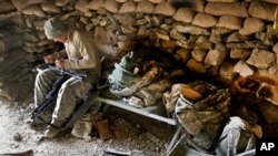 驻阿美军士兵在前沿观察哨所擦枪