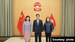 香港特首李家超（中）與新任命為運輸及物流局局長的陳美寶（左）、和文化體育及旅遊局局長羅淑佩 （右）合照。（照片來源：香港政府新聞網）