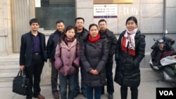 推特图片：余文生妻子许艳(红围脖)在石景山区看守所前