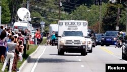 2014年8月5日救護車運載感染伊波拉病毒的美國傳教士到達亞特蘭大埃默里大學醫院