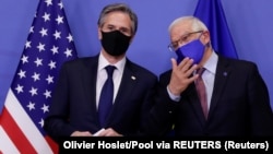 歐盟外交政策主管博雷利在布魯塞爾會晤前歡迎美國國務卿布林肯。(2021年3月24日)