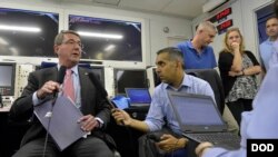 美国国防部长卡特在从夏威夷飞往新加坡途中听取情况介绍(国防部照片)