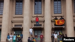 在總統拉賈帕克薩逃離科倫坡後，示威者在總統秘書處抗議.