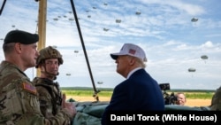 资料照片：特朗普总统在北卡罗来纳州布拉格堡观看庆祝陆军建军250周年的军事操演。(2025年6月10日)