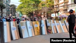 在缅甸仰光，抗议者搭起盾构，为可能的冲突做准备。