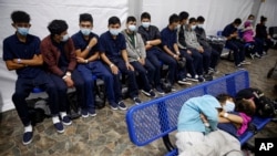 資料照片：無人陪伴的未成年移民在美國移民和邊境保護局位於德克薩斯州里奧格蘭德河谷的主要拘押設施內的二級處理中心內等候問話。 (2021年3月30日)