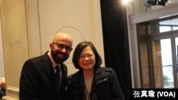 2024年11月22日，哈利法克斯國際安全論壇主席彼得·範·普拉(Peter Van Praagh)歡迎台灣前總統蔡英文前來加拿大出席會議 （美國之音 張真瑜）