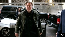 2019年11月8日班農在華盛頓聯邦法院出庭就羅傑·斯通案作證。