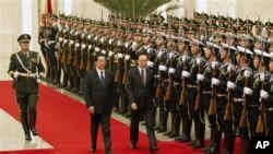 中國國家主席胡錦濤1月9日在北京人大會堂歡迎到訪的南韓總統李明博(中右)