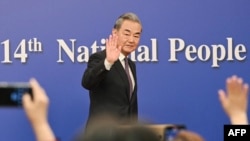 正在北京舉行的中國全國人大會議星期五舉行外交主題記者會，中國外交部長王毅在離開記者會時揮手致意。 （2025年3月7日）