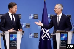 資料照: 即將卸任的北約秘書長斯托爾滕貝格(右) 與即將擔任北約秘書長的荷蘭首相呂特在布魯塞爾北約總部出席記者會. (2024年4月17日)