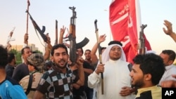 巴格達的什葉派穆斯林志願者高呼反對極端份子的口號