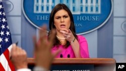 白宮新聞秘書桑德斯星期一在記者會上