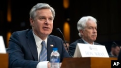 美國聯邦調查局長克里斯托弗·雷（圖左）2024年3月11日出席參議院情報委員會針對全球威脅召開的聽證會。（美聯社）