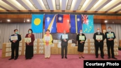 台湾外交部官员與马绍尔群岛、帕劳、图瓦卢及瑙鲁駐台大使2020年4月15日在台湾捐赠医疗物资仪式上合影(台湾外交部网站)