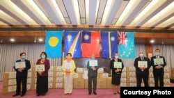 台灣外交部官員與馬紹爾群島、帕勞、圖瓦盧及瑙魯駐台大使2020年4月15日在台灣捐贈醫療物資儀式上合影(台灣外交部網站)