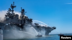 2020年7月12日邦霍姆·理查德号两栖攻击舰在加利福尼亚州圣地亚哥海军基地发生大火