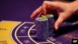 博彩業是澳門經濟的重要支柱﹐圖為賭百家樂的下注情形。