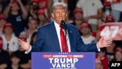 2024年10月24日美國前總統、共和黨總統候選人唐納德·特朗普在亞利桑那州舉行的競選集會上發表演說。