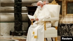 教宗方济各在梵蒂冈圣彼得大教堂参加年终晚祷。(2021年12月31日)