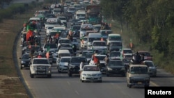 巴基斯坦前總理伊姆蘭汗的支持者駕駛的車隊從白沙瓦向首都伊斯蘭堡行進。 (2024年11月24日)