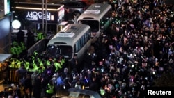 韩国首尔的抗议者在执政的人民力量党总部前集会要求弹劾韩国总统尹锡悦。（2024年12月10日）