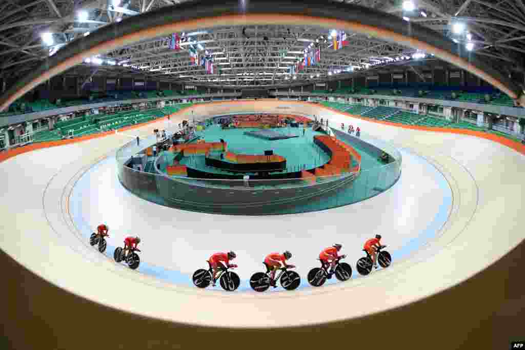 中国女子场地自行车队在里约的奥运体育馆练习（2016年8月5日））