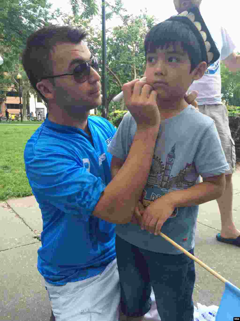 2015年7月12日维吾尔人和支持者在美国首都华盛顿街头游行并聚集在泰国驻美大使馆前抗议泰国把100余名维吾尔人强行递解回中国。（美国之音乌兹别克语组拍摄）