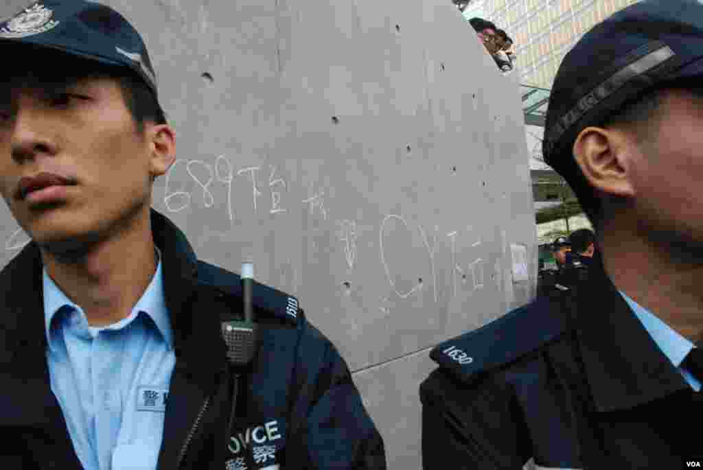 有示威者在「連儂牆」用粉筆塗鴉後，警員到場把守