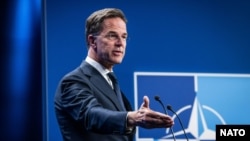 北大西洋公约组织秘书长马克·吕特星期一在2025年北约峰会前举行记者会。 