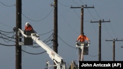 美國加州工人正在維修野外輸電線（2018年11月25日）