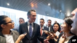 美国加州州长加文·纽森（Gavin Newsom）2023年10月23日在香港访问受媒体追访。（美联社）