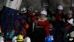 智利总统拥抱第一名被救矿工