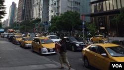 在台北信义商圈繁华地段排队等候乘客的出租车