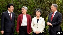 ລັດ​ຖະ​ມົນ​ຕີ​ກະ​ຊວງ​ການ​ຕ່າງ​ປະ​ເທດ ແລະ ລັດ​ຖະ​ມົນ​ຕີ​ປ້ອງ​ກັນ​ປະ​ເທດ ຂອງ ອອ​ສ​ເຕ​ຣ​ເລຍ ແລະ ຍີ່​ປຸ່ນ ຖ່າຍ​ຮູບ​ນຳ​ກັນ.