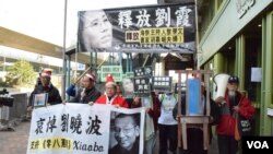 香港支聯會等民間團體及政黨遊行悼念劉曉波 (美國之音特約記者 湯惠芸拍攝 )