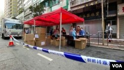 多家香港传媒1月22日报道，港府计划在油麻地围封”指定检测区”，不排除实施”禁足令”，禁止被围封的疫区居民外出。不过，到1月23日凌晨，港府未有公布是否实施禁足令。 (美国之音/汤惠芸)