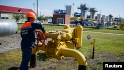 一名工人在乌克兰的一处地下天然气储藏设施附近转动阀门。（2014年5月21日资料照）