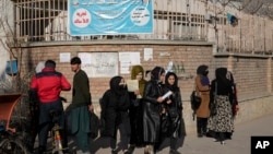 阿富汗女學生站在喀布爾大學校園外。 (2022年12月21日)