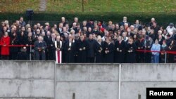 2014年11月9日，德国总理默克尔和各界要人出席纪念柏林墙倒塌25周年的活动