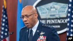 ນາຍພົນເອກ ກອງທັບອາກາດ ຊີຄິວ ບຣາວນ໌ ປະທານເສນາທິການຮ່ວມຂອງເຫຼົ່າທັບສະຫະລັດ 