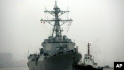 进入南中国海中国人造岛礁附近海域的美国海军拉森号驱逐舰。