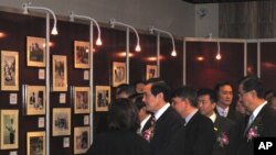 馬英九與官員參觀特展