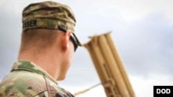 美國一名陸軍士兵2017年11月1日維護一套薩德反導系統（美國陸軍照片）