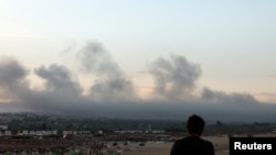 2024年9月23日，在黎巴嫩南部推罗看到，以色列袭击之后，黎巴嫩南部浓烟滚滚，真主党和以色列军队之间的跨境敌对行动持续进行。(路透社照片)