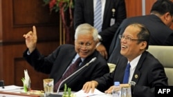 2013年4月25日，菲律宾总统贝尼尼奥•阿基诺（右）与菲律宾外长德尔•罗萨里奥在第九届文莱-印尼-马来西亚-菲律宾东东盟发展区会议期间谈笑。