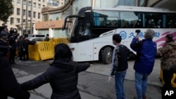 世界衛生組織國際專家組成員結束了為期14天的集中隔離，乘坐大巴車離開武漢的隔離酒店。 （2021年1月28日）